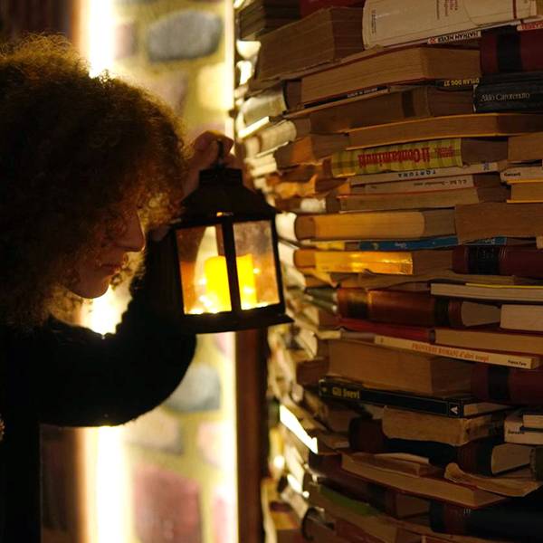 alice escape room bookshelf